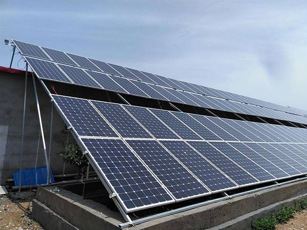 ソーラーパネルの取り付け