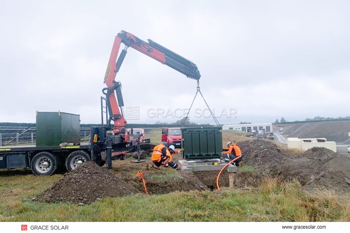 豪州ソーラーファームにおけるグレースソーラー無線架台