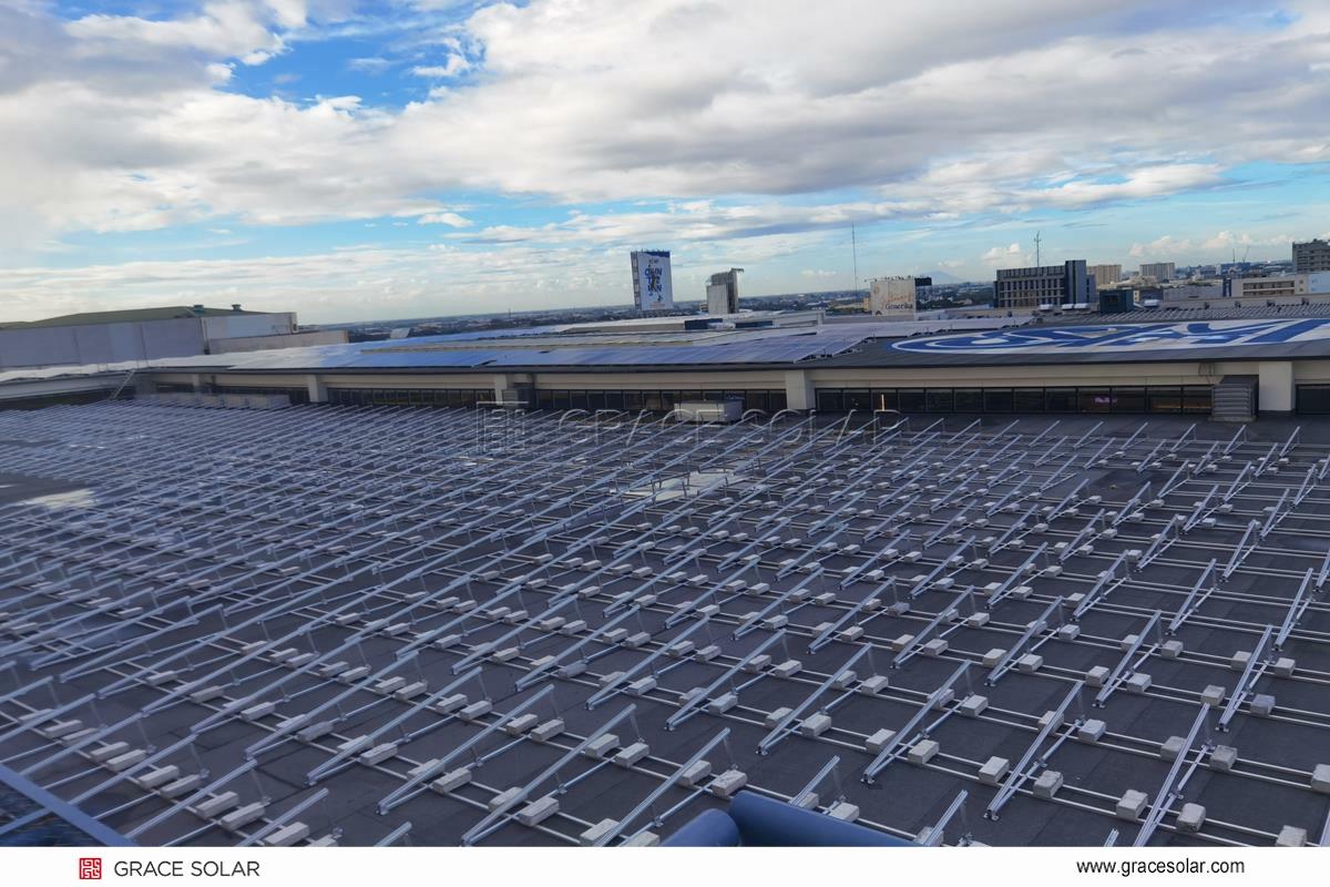 グレースソーラー フラットレール架台の施工例 - 金属屋根用太陽光システム"