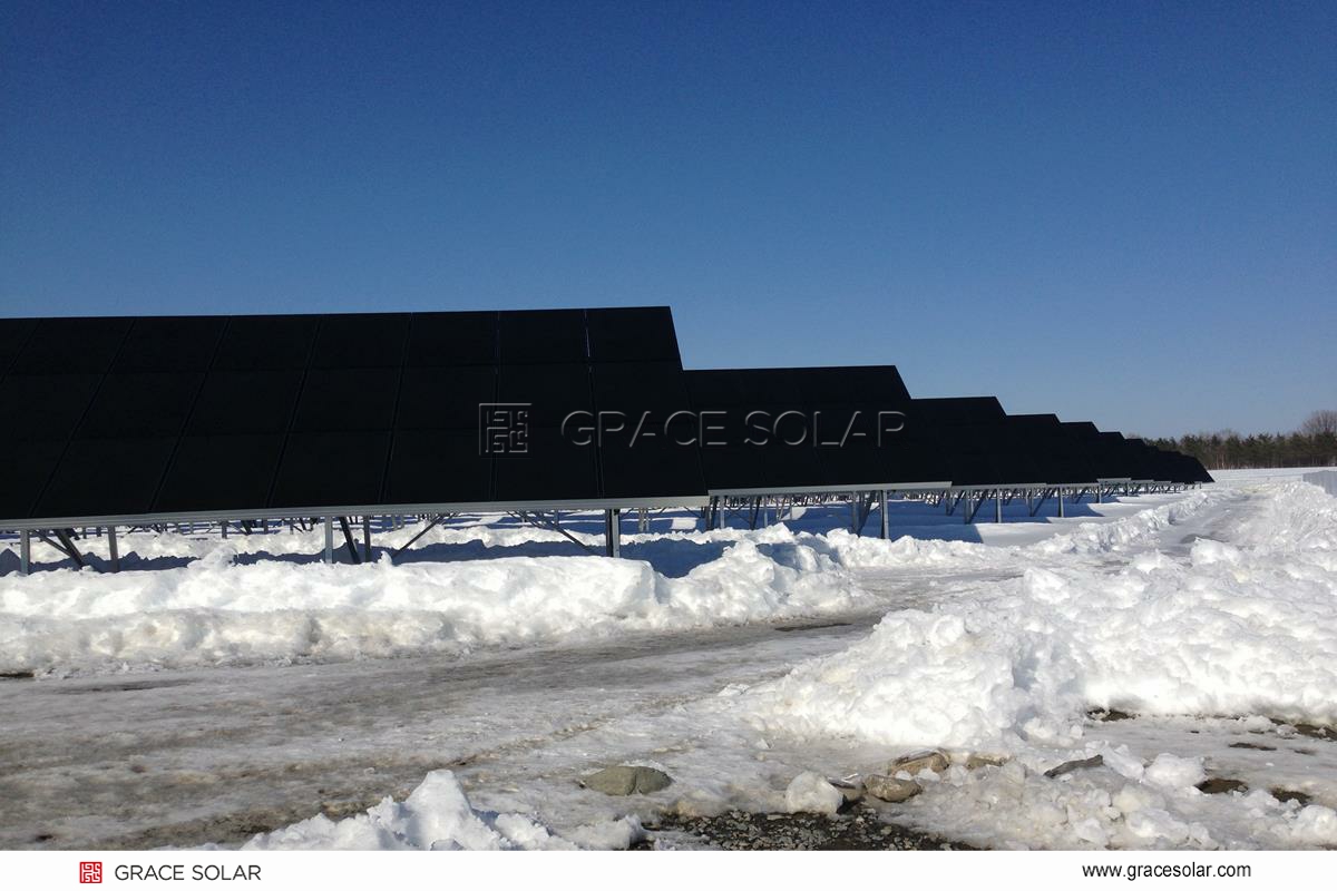 カナダの太陽光発電所における二軸追尾システムとAIロボット連携