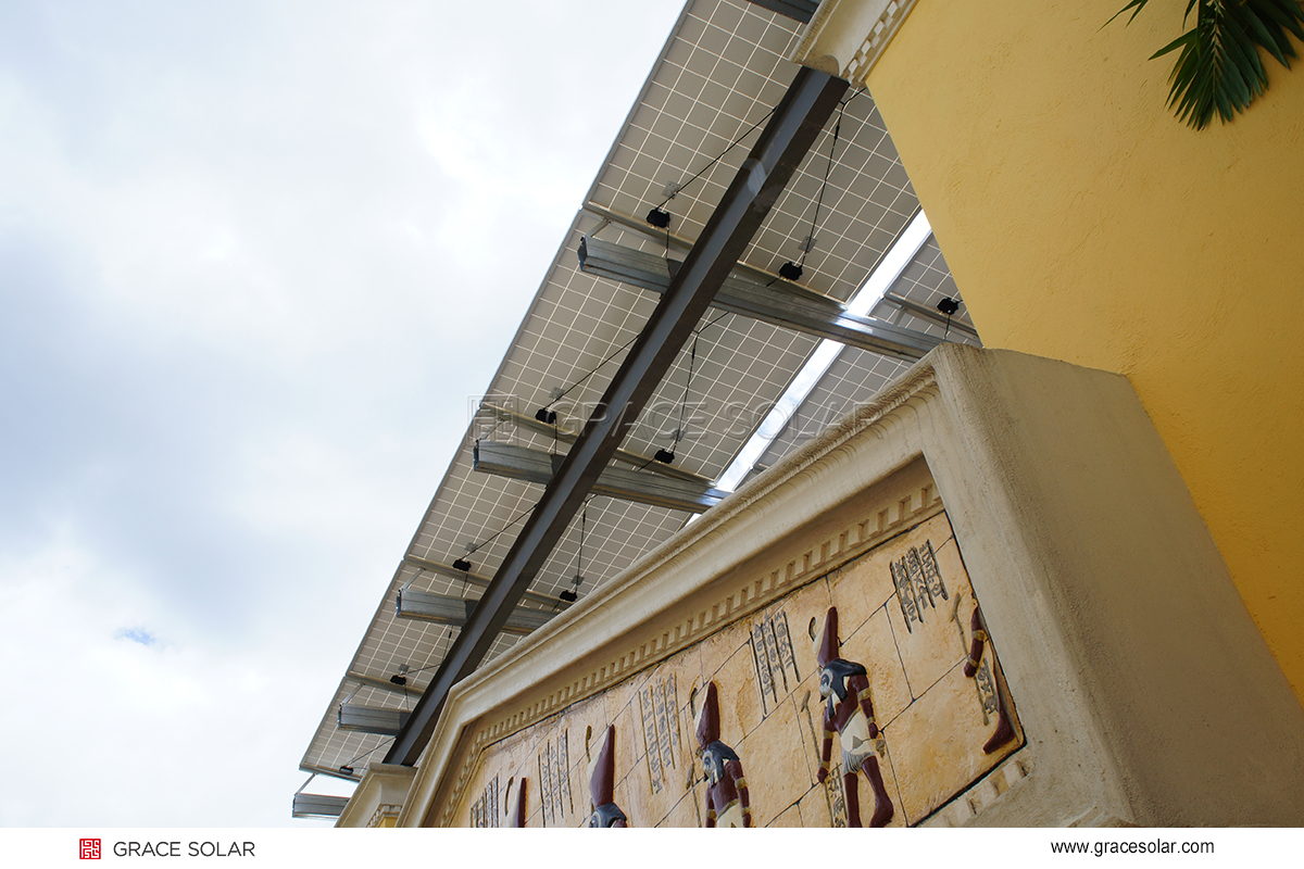 沙漠太陽光発電所で稼働するAIクリーニングロボット（グレースソーラー砂嵐モード）