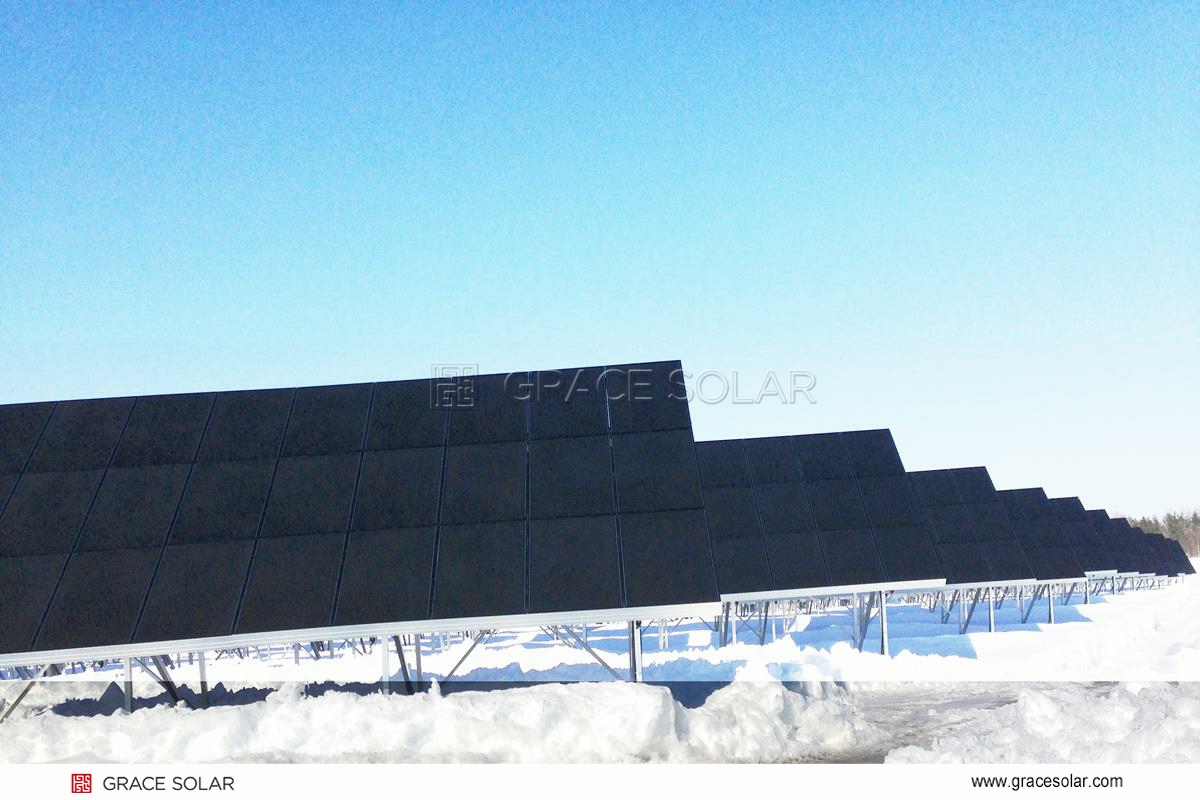 カナダの積雪地で稼働するグレースソーラーの耐風雪架台